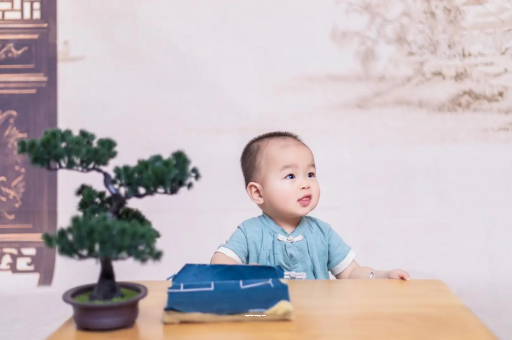 章丘宝宝眼睛突然肿了